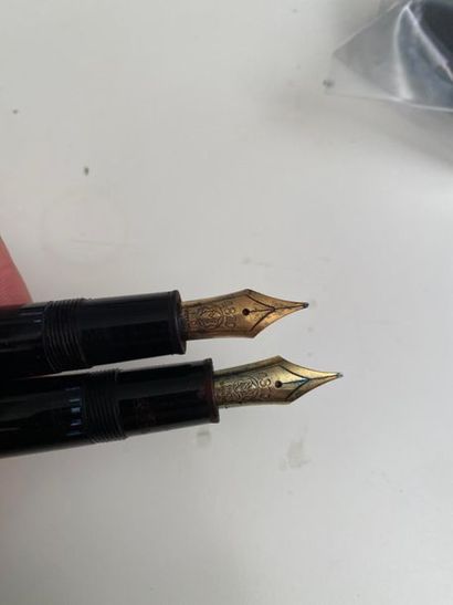 null MONTBLANC 
Deux stylos à plume, modèle Meisterstück n°146 en résine noire, attributs...