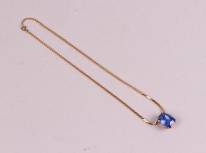 null Collier articulé en or jaune 750 millièmes retenant en pendentif un saphir de...