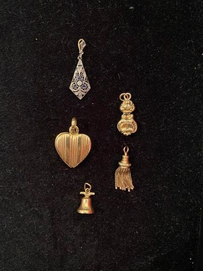 null Ensemble de cinq pendentifs en or 750 millièmes à décor de cloche, coeur, pompon......