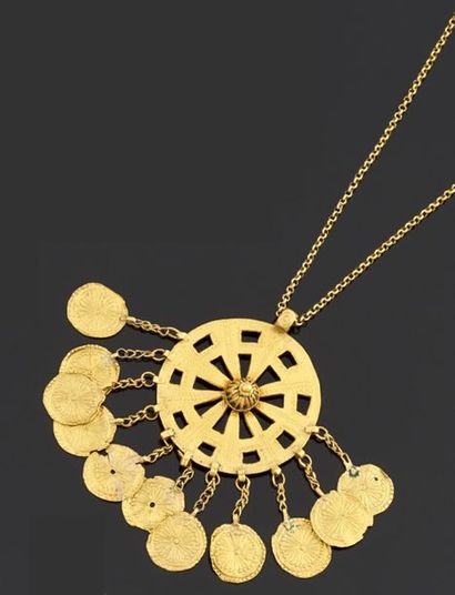 null Collier articulé en or jaune 750 millièmes, retenant en pendentif un motif rond...