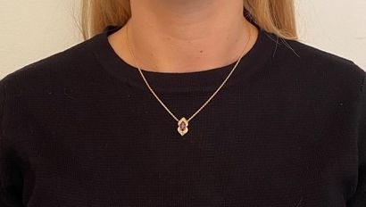 null Collier articulé en or jaune 750 millièmes retenant en pendentif un rubis de...