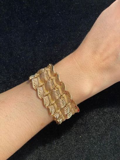 null Bracelet large articulé en or rose 750 millièmes ajouré, les maillons à décor...