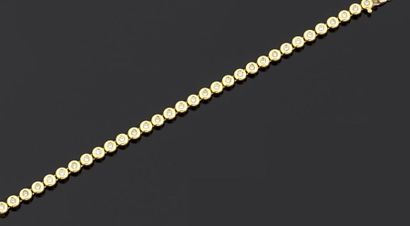 null Bracelet articulé en or jaune 750 millièmes orné d'une ligne de trente-trois...