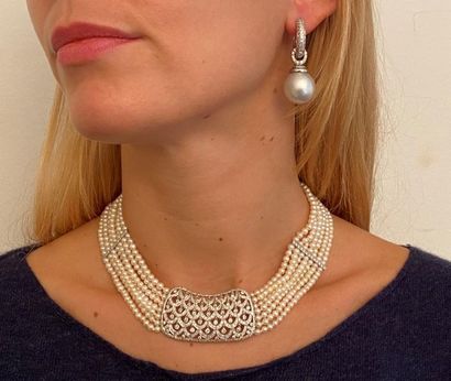 null Collier à sept rangs de perles de culture décoré de deux liens ornés de diamants...