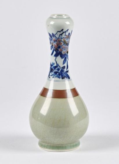null Chine
Vase de forme balustre en porcelaine, le col en forme de gousse d'ail,...