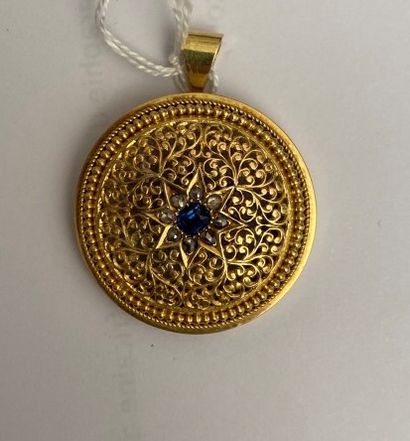 null * 9 Kajouré yellow gold pendant decorated with a blue stone. 
Gross weight:...
