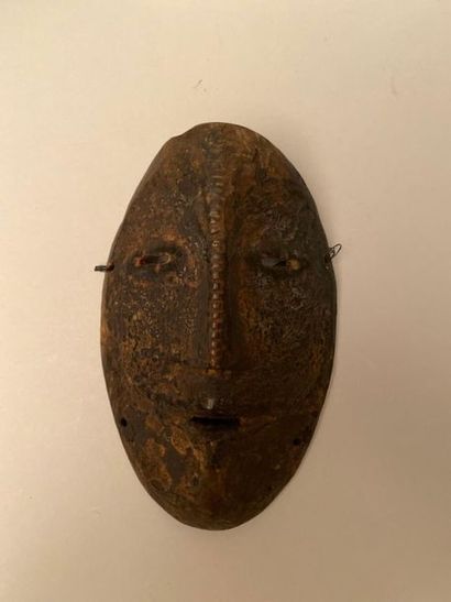 null Ensemble de masques africains en bois sculpté, certains polychrome dont :
-...