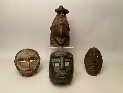 null Ensemble de masques africains en bois sculpté, certains polychrome dont :
-...