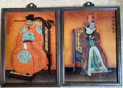 null CHINE, XXe siècle 
Quatre fixés sous verre représentant des couples de dignitaires....