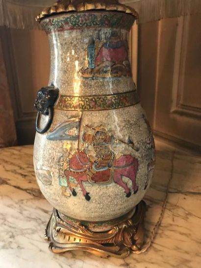 null CHINE, XIXe 
Vase en porcelaine de Canton à décor polychrome de personnage de...