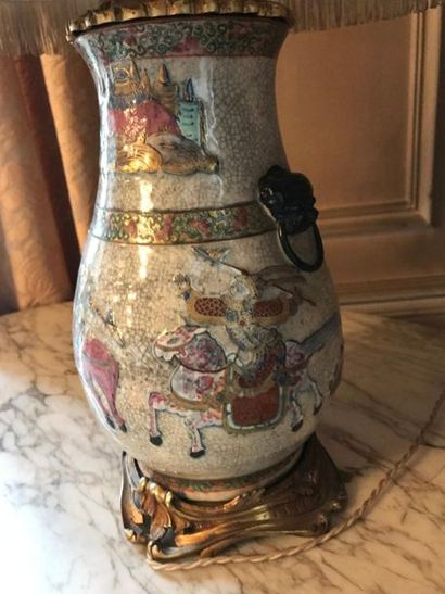 null CHINE, XIXe 
Vase en porcelaine de Canton à décor polychrome de personnage de...