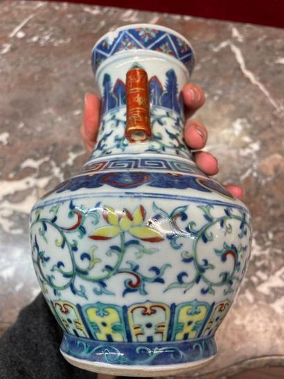 null Chine
Vase de forme Hu en porcelaine à décor polychrome doucaï de lotus et rinceaux,...