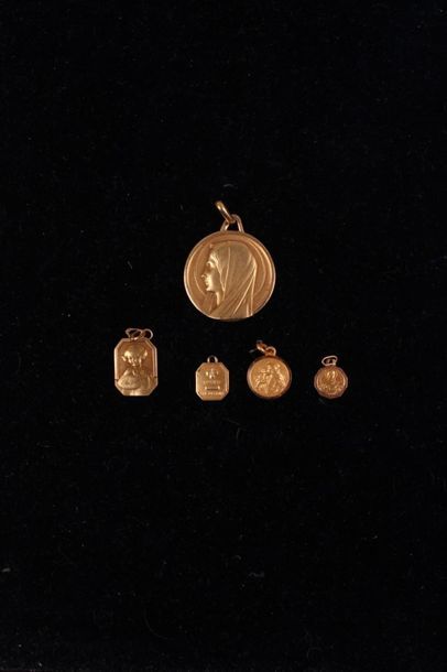 null Lot en or jaune 18 k 750/00 comprenant : Médaille en or jaune figurant la Vierge...
