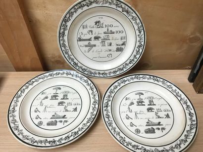 null MONTEREAU
Trois assiettes au rebus en faïence fine à décor en camaïeu noir 
D....