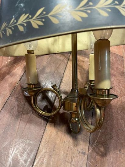 null LUSTRE en bronze doré style lampe bouillotte à décor de trompettes 
H. 86 cm...