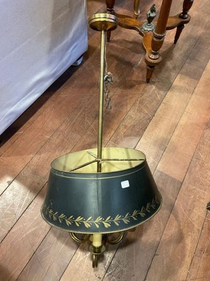 null LUSTRE en bronze doré style lampe bouillotte à décor de trompettes 
H. 86 cm...