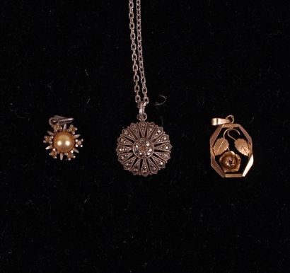 null Set includes a pendant in 18K 750/00 yellow gold and two pendants in silver...