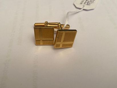 null * Pair of cufflinks in 18K yellow gold 750 thousandths square, guilloché with...
