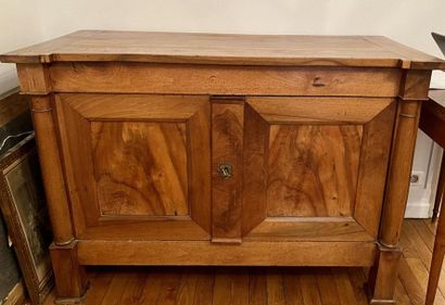 null Sideboard in natural wood, opening by two leaves, resting on a column base.
XIXth...