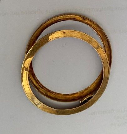 null Ensemble comprenant : 

- Boite de montre bracelet en or jaune 750 millièmes...
