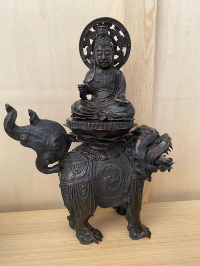 null JAPON
Monju en bronze reposant sur un chien de fô. 
Début XXème siècle 
Haut....