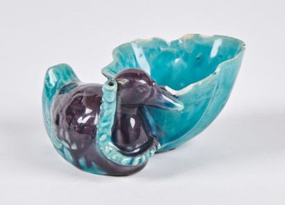 null China
Duck and lotus leaf-shaped biscuit enamelled turquoise and eggplant brush.
Kangxi...