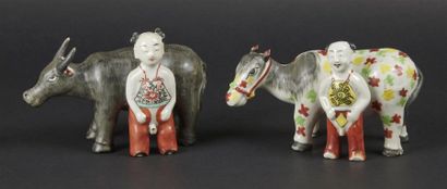 null CHINE
Deux groupes en porcelaine formé d'un Chinois près d'un cheval et un Chinois...