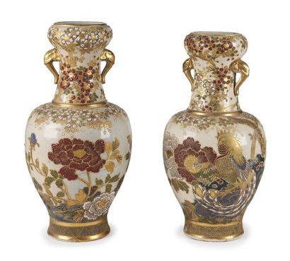 null Japon (Satsuma)
Paire de vases en faïence à décor polychrome et or de coqs parmi...