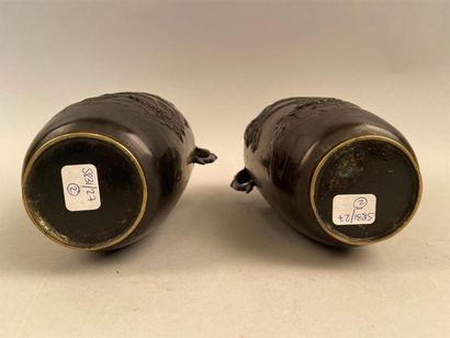 null CHINE, XIXe siècle 
Paire de vases ovoïdes à deux anses en bronze à patine brune...
