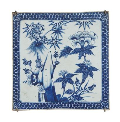 null Chine
Carreau en porcelaine à décor en camaïeu bleu d'arbuste fleuri et rochers,...