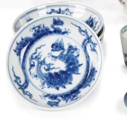null Chine
Quatre coupes en porcelaine à décor en camaïeu bleu de dragons.
D. 15,5...