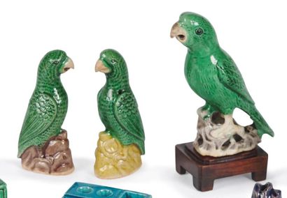 null Chine 
Trois perroquets en biscuit émaillé vert.
Epoque Kanghi (1662-1722)....