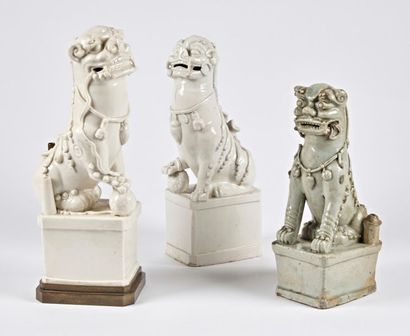 null Ensemble comprenant deux chiens de Fô en porcelaine émaillée blanc de Chine,...