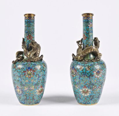 null CHINE, 
Paire de vases bouteille en bronze et émaux cloisonnés à décor en relief...
