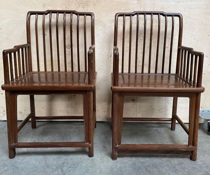 null CHINE
Paire de fauteuils en bois naturel, le dossier à barreaux. 
XIXème siècle....