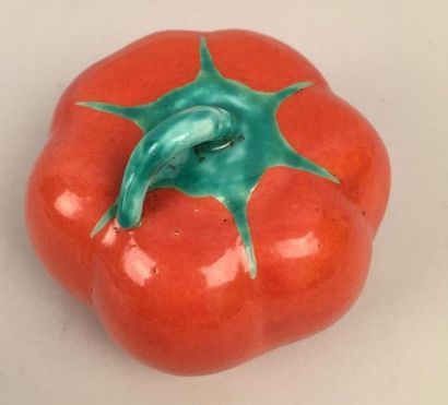 null CHINE 
Tomate en porcelaine émaillée rouge corail, le pédoncule émaillé vert.
XIXe...