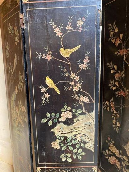 null CHINA
Lacquered four-leaf wooden screen with palace scenes and flower cartouches...