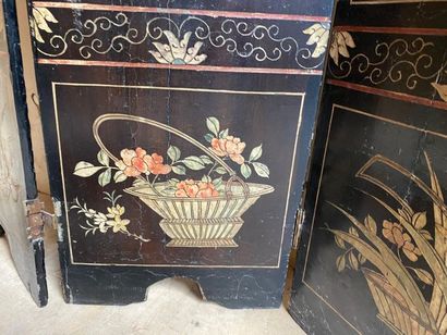 null CHINA
Lacquered four-leaf wooden screen with palace scenes and flower cartouches...