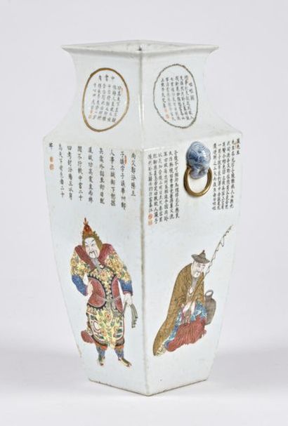 null CHINE
Vase en porcelaine de section quadrangulaire à décor polychrome dans le...