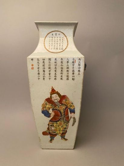 null CHINE
Vase en porcelaine de section quadrangulaire à décor polychrome dans le...