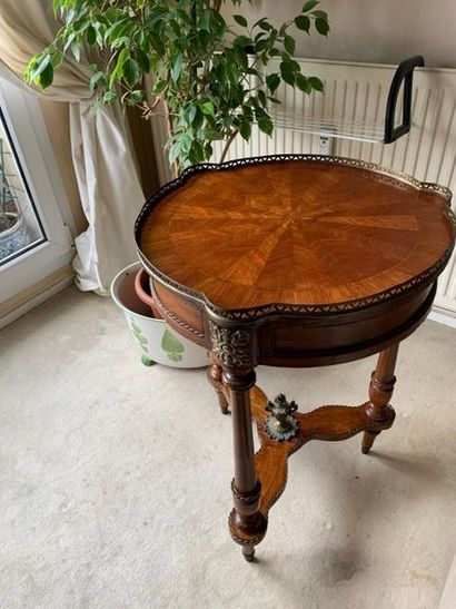 null Pair of veneered pedestal tables, the slightly polylobed top resting on three...