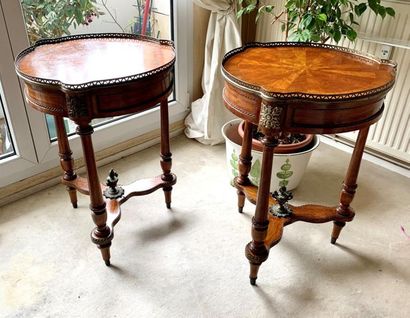 null Pair of veneered pedestal tables, the slightly polylobed top resting on three...
