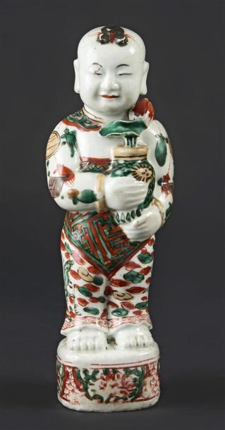 null # CHINE - Statuette en porcelaine représentant un enfant Hoho debout sur une...