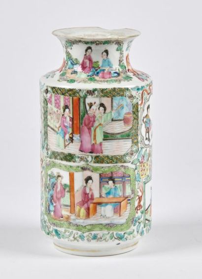 null Canton
Cylindrical porcelain vase with polychrome decoration of rose family...