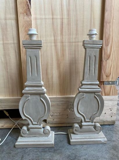 null Deux pieds de lampe en bois laqué gris de forme balustre. 
Travail moderne 
Haut....