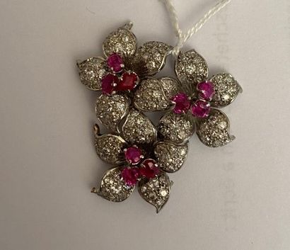 null * Debris of white gold and platinum flowers decorated with rubies and diamonds....