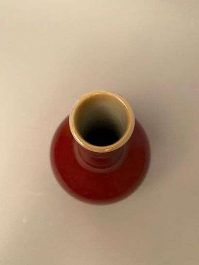 null CHINE, XIXe siècle 
Vase bouteille à long col resséré en porcelaine sang de...