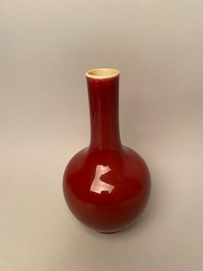 null CHINE, XIXe siècle 
Vase bouteille à long col resséré en porcelaine sang de...