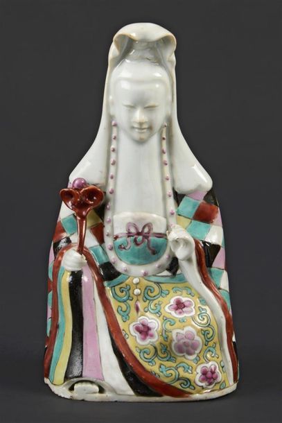 null CHINE 
Statuette de Guanyin assise en porcelaine à décor polychrome des émaux...