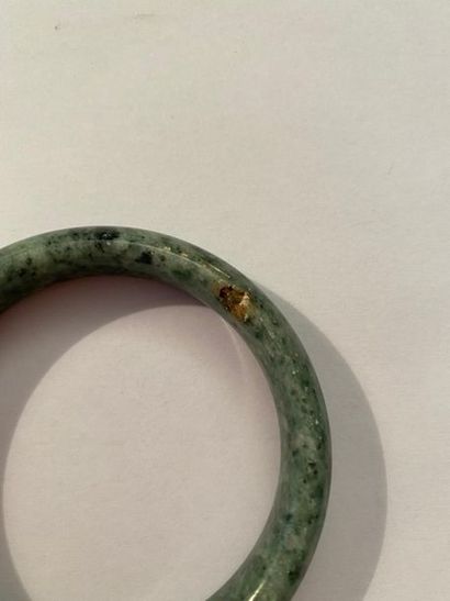 null # CHINE - 
Deux Bracelets en jade. 
D. 8 cm 
Accident, éclat. 